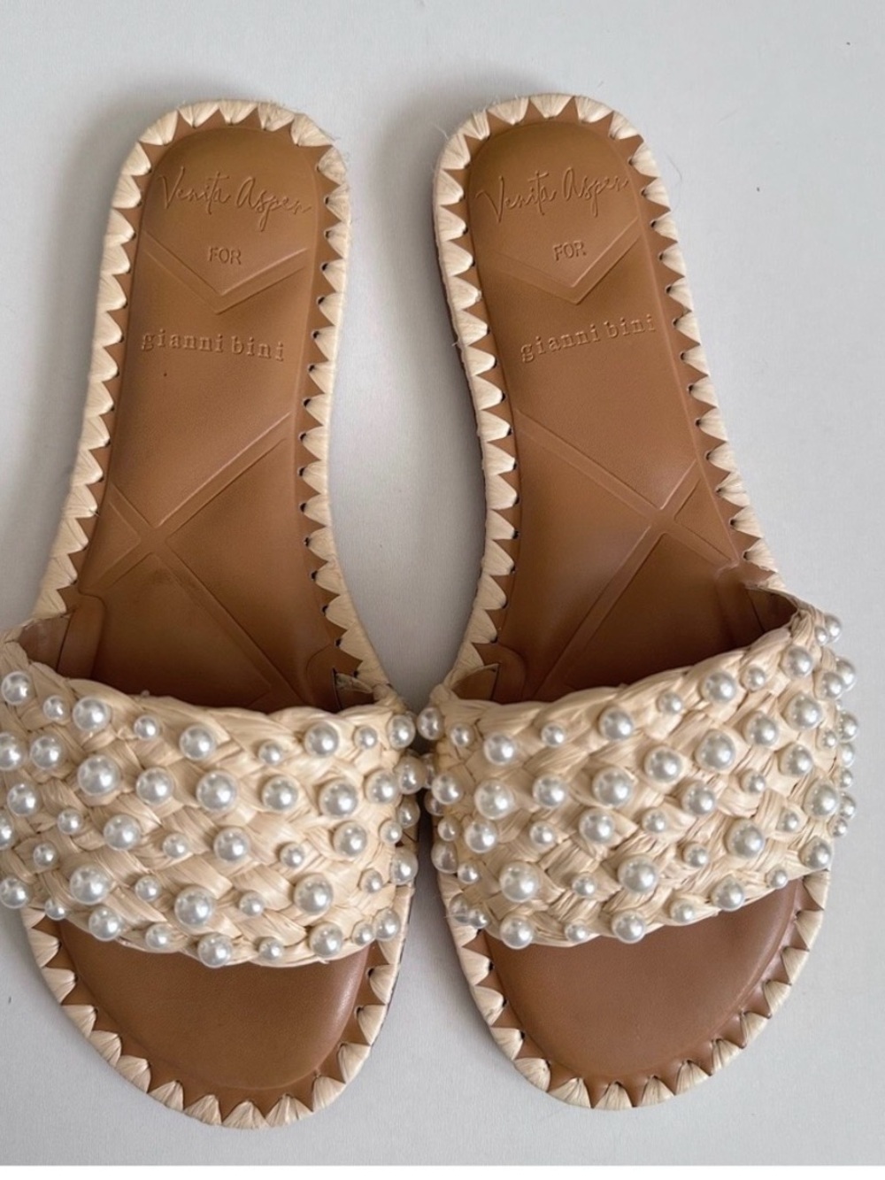 Gianni Bini x Venita Aspen Pearl Raffia Sandals Beige
Size 9